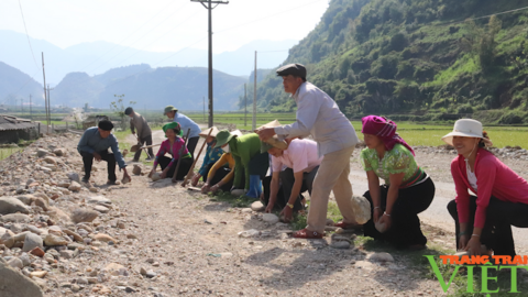 Bà con các dân tộc vùng cao Ngọc Chiến (Mường La) chung tay xây dựng "miền quê cổ tích"