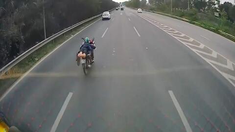 Triệu tập tài xế nằm trên yên xe máy trên Đại lộ Thăng Long