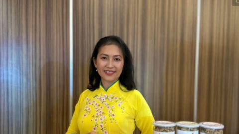 Cô gái miền Tây “khoác áo mới” cho chiếc bánh gai truyền thống 