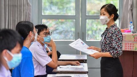 Học sinh lớp 12 tập dượt đăng ký thi tốt nghiệp THPT