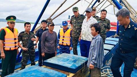 Bắt giữ tàu cá vận chuyển 30.000 lít dầu DO không rõ nguồn gốc