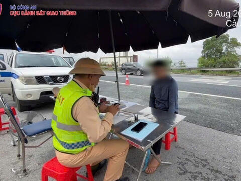Xử phạt nam thanh niên điều khiển xe mô tô đi vào đường cao tốc
