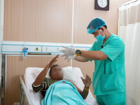 Cứu nam bệnh nhân vỡ gan, gãy 7 xương sườn do ngã từ độ cao 3m