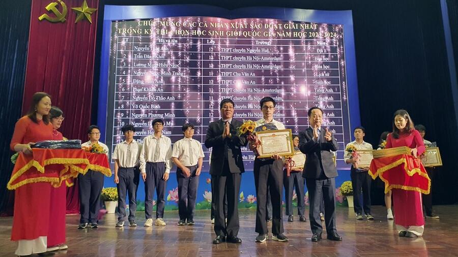 Khen thưởng 184 học sinh đoạt giải tại kỳ thi chọn học sinh giỏi quốc gia THPT
