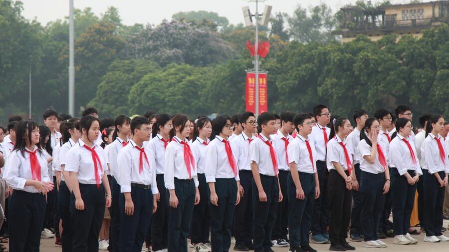 Trao tặng huy hiệu Bác Hồ cho học sinh giỏi tiêu biểu Thủ đô