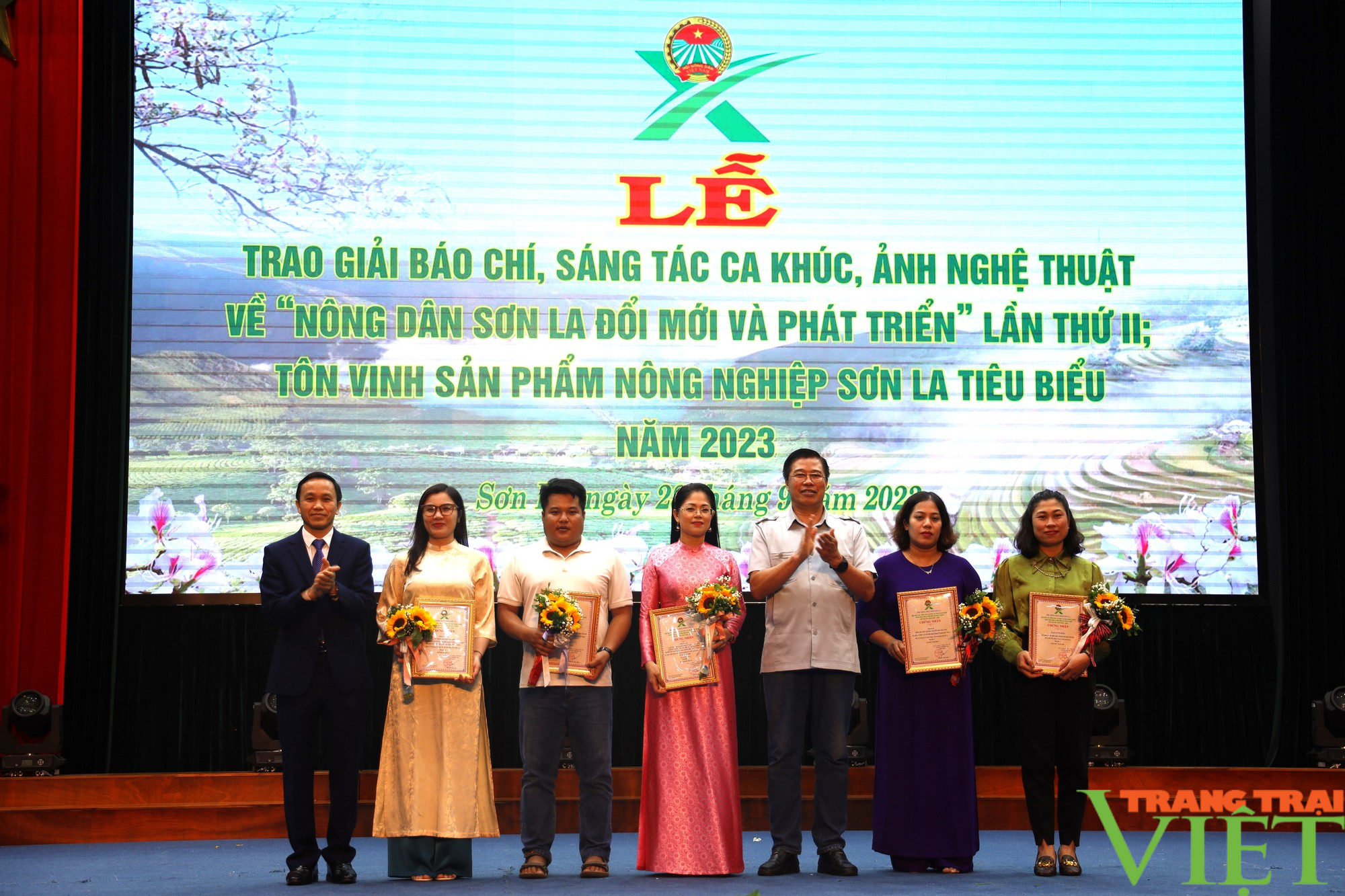 Vinh danh các tác phẩm báo chí, ca khúc, ảnh nghệ thuật và tôn vinh sản phẩm nông nghiệp tiêu biểu Sơn La - Ảnh 6.