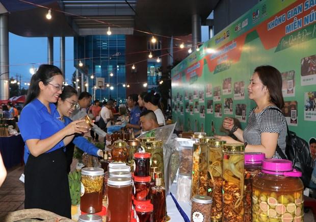 Phien cho ket noi san pham cua dong bao dan toc mien nui toi nguoi tieu dung Quang Ngai hinh anh 3