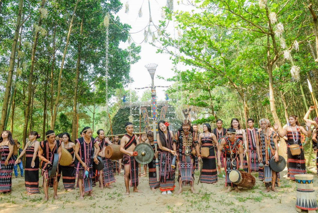 Nghệ thuật cồng chiêng và múa tung tung za zá của đồng bào dân tộc Cơ Tu huyện Hòa Vang, TP Đà Nẵng (Ảnh hoavang.gov) Nghệ thuật cồng chiêng và múa tung tung za zá của đồng bào dân tộc Cơ Tu huyện Hòa Vang, TP Đà Nẵng (Ảnh hoavang.gov)