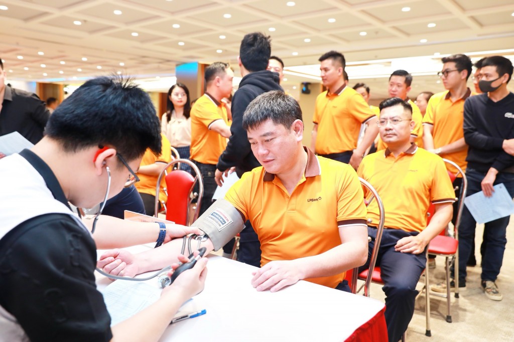 Chủ tịch HĐQT LPBank – ông Nguyễn Đức Thụy tham gia hiến máu tại Ngày hội hiến máu tình nguyện 2024. Chủ tịch HĐQT LPBank – ông Nguyễn Đức Thụy tham gia hiến máu tại Ngày hội hiến máu tình nguyện 2024.