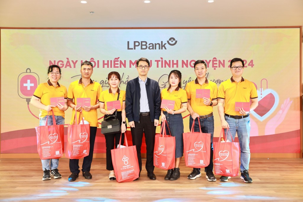 Tại Hội sở, đại diện Viện Huyết học Truyền máu Trung ương trao chứng nhận cho các tình nguyện viên LPBank tham gia hiến máu. Tại Hội sở, đại diện Viện Huyết học Truyền máu Trung ương trao chứng nhận cho các tình nguyện viên LPBank tham gia hiến máu.