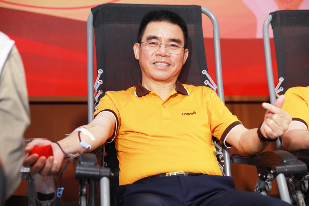 Phó Chủ tịch HĐQT, Tổng Giám đốc LPBank – ông Hồ Nam Tiến cũng có mặt tại sự kiện và tham gia hiến máu. Phó Chủ tịch HĐQT, Tổng Giám đốc LPBank – ông Hồ Nam Tiến cũng có mặt tại sự kiện và tham gia hiến máu.