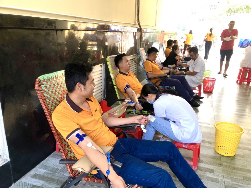Dù bận rộn với công việc cuối năm, CBNV tại LPBank Kiên Giang vẫn dành thời gian tham gia Ngày hội hiến máu tình nguyện 2024. Dù bận rộn với công việc cuối năm, CBNV tại LPBank Kiên Giang vẫn dành thời gian tham gia Ngày hội hiến máu tình nguyện 2024.