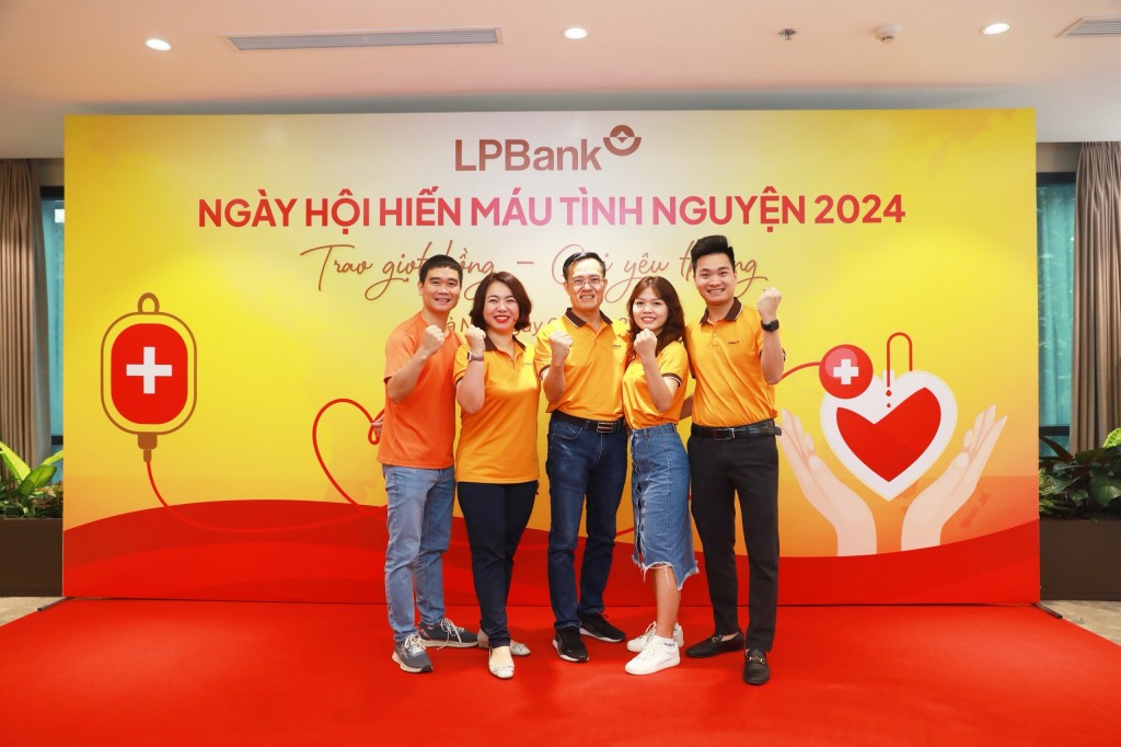 Ngày hội hiến máu tình nguyện LPBank 2024 nhận được sự tham gia đông đảo CBNV, khách hàng và đối tác trên toàn hệ thống, lan tỏa tinh thần “tương thân, tương ái” của dân tốc, thể hiện trách nhiệm và hành động vì nghĩa cử cao đẹp với cộng đồng của người LPBank. Ngày hội hiến máu tình nguyện LPBank 2024 nhận được sự tham gia đông đảo CBNV, khách hàng và đối tác trên toàn hệ thống, lan tỏa tinh thần “tương thân, tương ái” của dân tốc, thể hiện trách nhiệm và hành động vì nghĩa cử cao đẹp với cộng đồng của người LPBank.