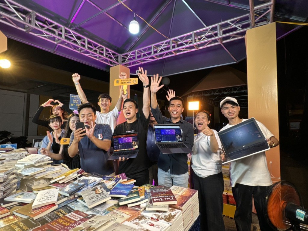 Hoạt động livestream lan tỏa văn hóa đọc của SBOOKS tại Đường sách Thành phố Hồ Chí Minh Hoạt động livestream lan tỏa văn hóa đọc của SBOOKS tại Đường sách Thành phố Hồ Chí Minh