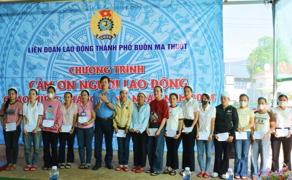 Trao quà cho đoàn viên, người lao động tại chương trình “Cảm ơn người lao động” Trao quà cho đoàn viên, người lao động tại chương trình “Cảm ơn người lao động”