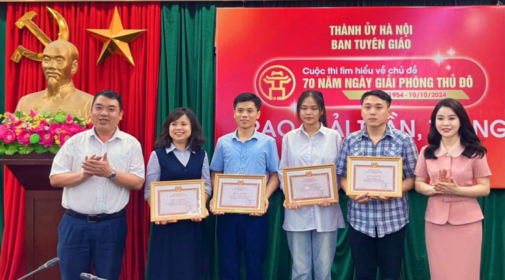 Các đồng chí lãnh đạo trao khen thưởng tới các thí sinh xuất sắc Các đồng chí lãnh đạo trao khen thưởng tới các thí sinh xuất sắc