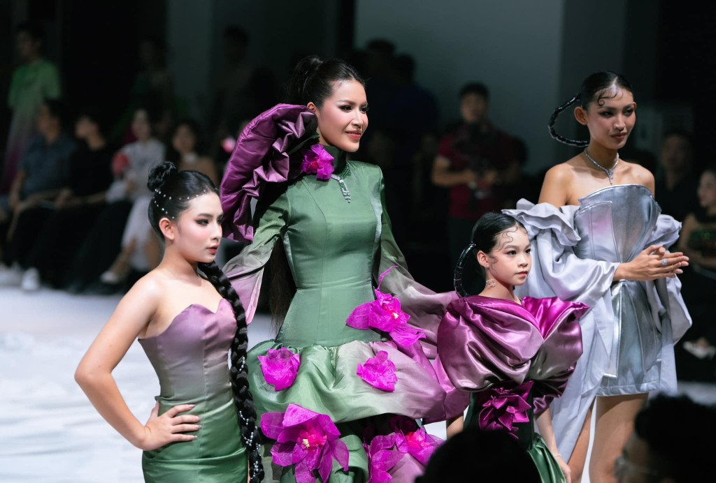 Đảm nhận vai trò First Face cho BST là Quán quân The Face 2023 Huỳnh Tú Anh và Daisy Yến Nhi, Vedette là Siêu mẫu Minh Tú và Quán quân Ikids Việt Nam 2022 Trần Bảo Châu
