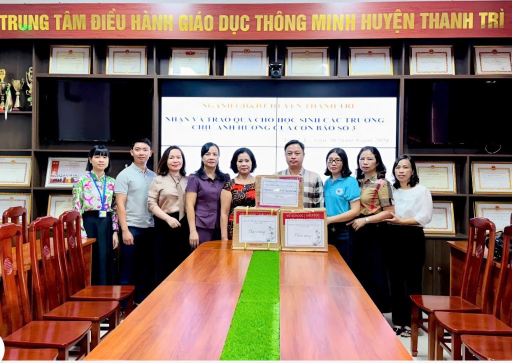 Ngành Giáo dục và Đào tạo huyện Thanh Trì tiếp nhận và trao quà cho học sinh các trường chịu ảnh hưởng của cơn bão số 3. Ảnh: Phương Xuyến Ngành Giáo dục và Đào tạo huyện Thanh Trì tiếp nhận và trao quà cho học sinh các trường chịu ảnh hưởng của cơn bão số 3. Ảnh: Phương Xuyến