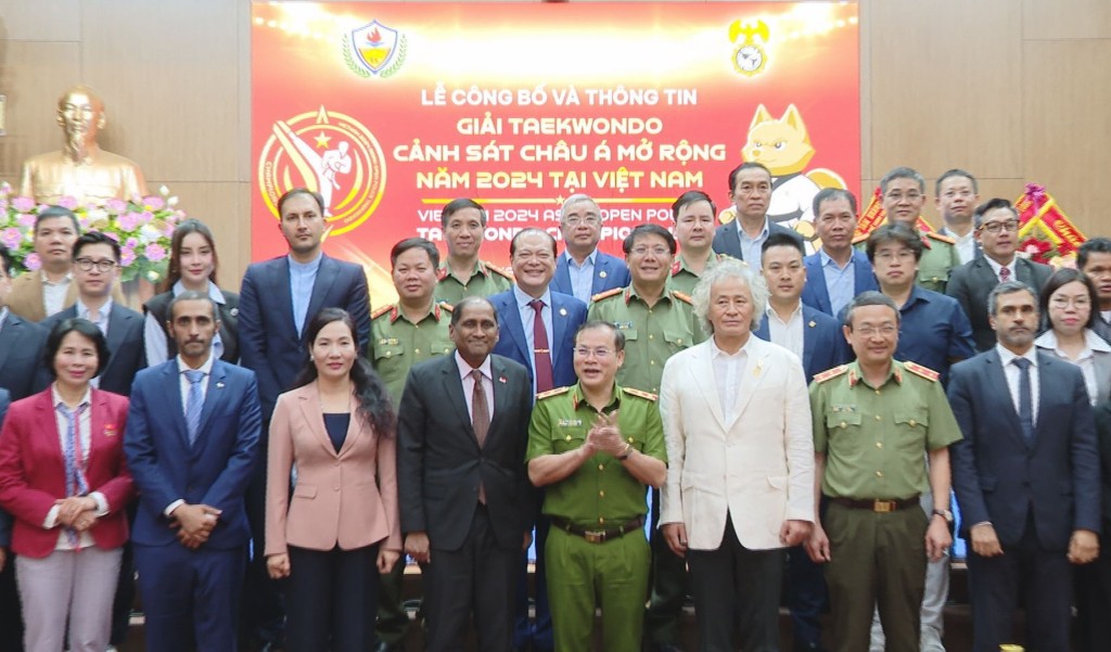 Lãnh dạo tỉnh Quảng Ninh chụp ảnh lưu niệm cùng đại biểu trong nước và quốc tế tham dự Lễ công bố Giải Taekwondo Cảnh sát châu Á mở rộng năm 2024. Lãnh dạo tỉnh Quảng Ninh chụp ảnh lưu niệm cùng đại biểu trong nước và quốc tế tham dự Lễ công bố Giải Taekwondo Cảnh sát châu Á mở rộng năm 2024.
