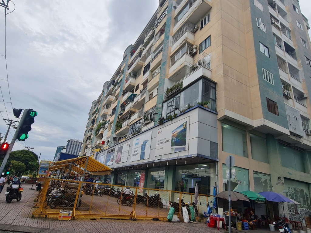 Chung cư 552 - 588 CMT8, vướng tồn tại một số bất cập liên quan đến thủ tục đăng ký biến động sang tên trên giấy chứng nhận quyền sử dụng đất, quyền sở hữu nhà ở và tài sản khác gắn liền với đất (ảnh minh họa) Chung cư 552 - 588 CMT8, vướng tồn tại một số bất cập liên quan đến thủ tục đăng ký biến động sang tên trên giấy chứng nhận quyền sử dụng đất, quyền sở hữu nhà ở và tài sản khác gắn liền với đất (ảnh minh họa)