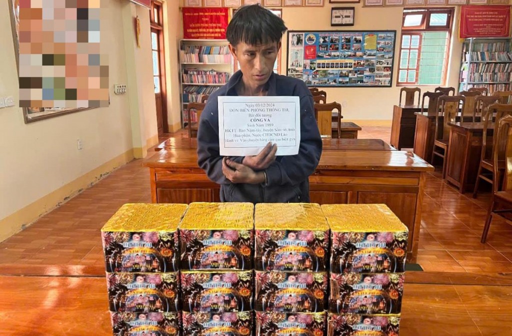 Đối tượng Công Và cùng tang vật. Ảnh: Anh Bách Đối tượng Công Và cùng tang vật. Ảnh: Anh Bách