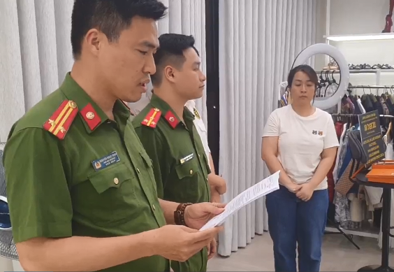 Cơ quan điều tra khám xét khẩn cấp nơi làm việc của đối tượng Nguyễn Thị Thu Hường. Ảnh: Công an TP Hà Nội