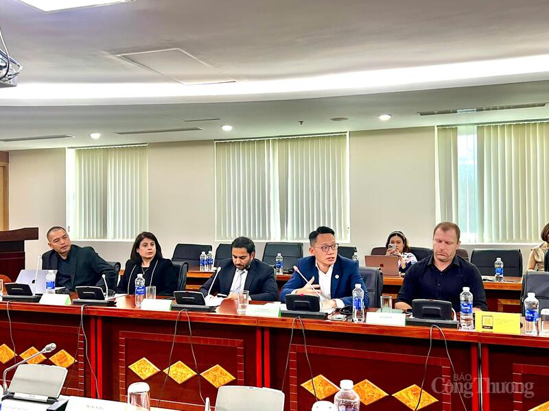 Đại diện các doanh nghiệp phát biểu tại tọa đàm.