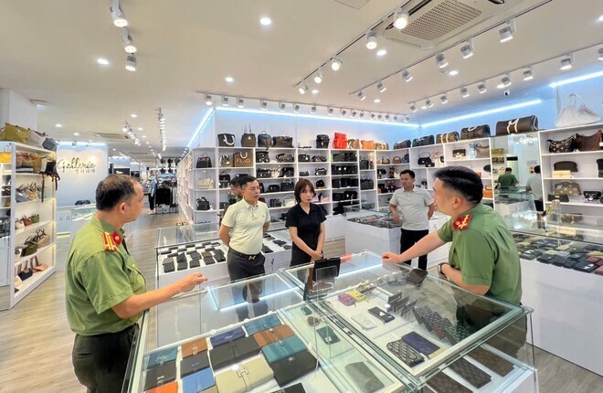 Lực lượng chức năng TP. Hà Nội kiểm tra cơ sở kinh doanh Galleria. Ảnh: T.Văn