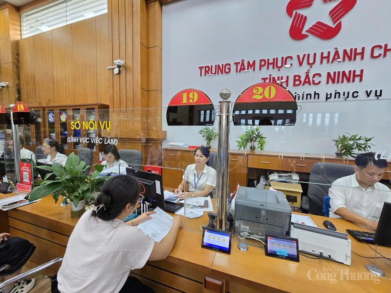 Người dân, doanh nghiệp đến giải quyết thủ tục hành chính tại Trung tâm Phục vụ hành chính công. Ảnh: Thái Mạnh