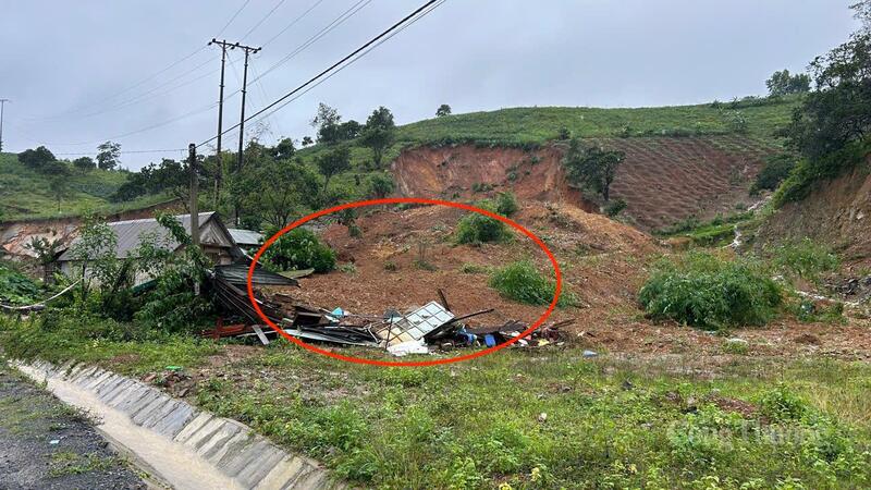 Vị trí căn nhà của gia đình chị H'Quynh Niê bị lớp đất đá vùi lấp