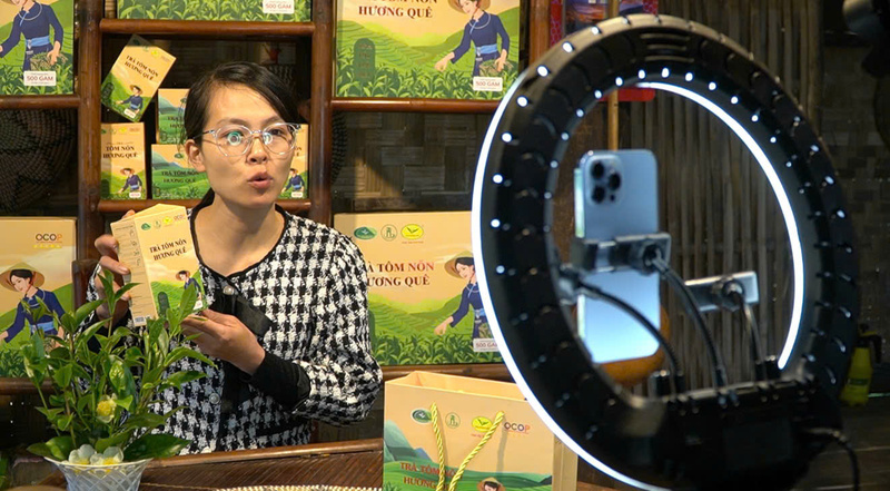 Hợp tác xã nông sản Phú Lương thường xuyên livestream chia sẻ về câu chuyện thương hiệu. Ảnh: Minh Trang