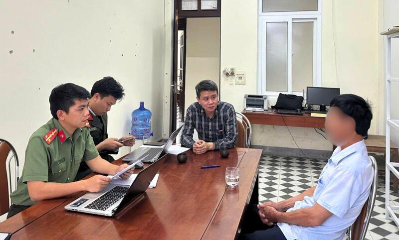 Công an làm việc với N.Đ.T . Ảnh: Công an Hà Tĩnh