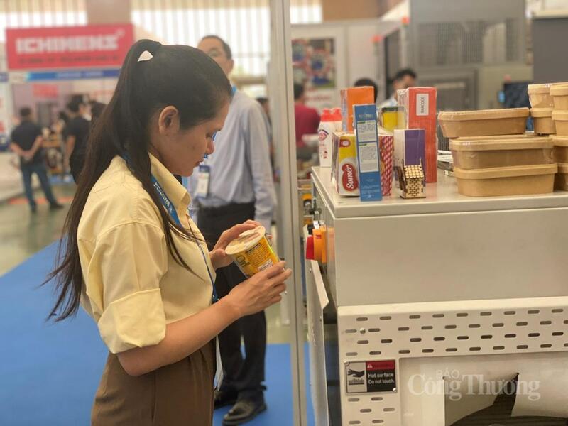 Gian hàng của Công ty Sealed Air trưng bày các sản phẩm về bao bì. Ảnh: Hải Linh