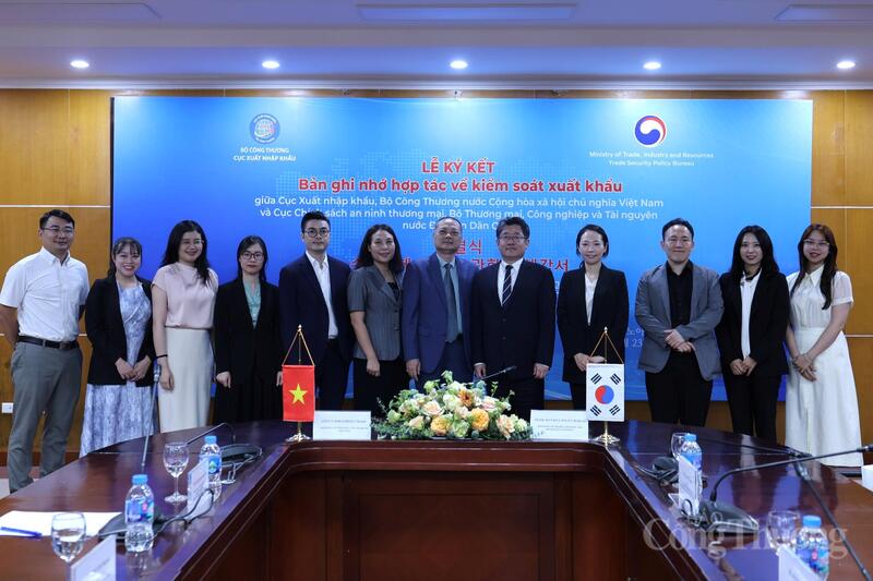 Việt Nam và Hàn Quốc tổ chức lễ ký bản ghi nhớ hợp tác kiểm soát xuất khẩu, tăng phối hợp quản lý thương mại theo chuẩn quốc tế vào ngày 23/4 tại Hà Nội. Ảnh: Quỳnh Trang