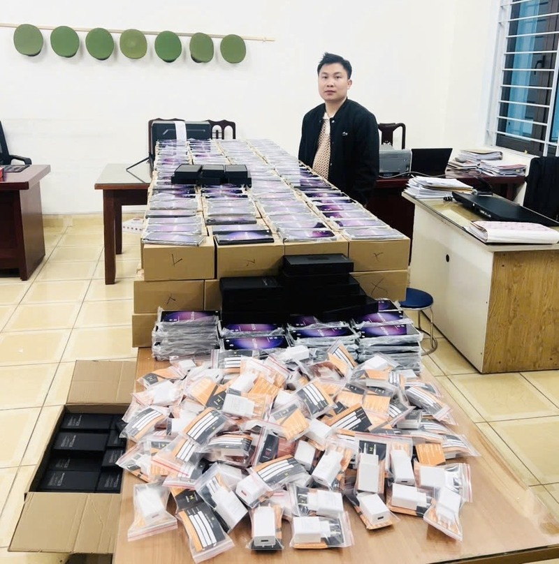 Đối tượng Chu Hữu Kiên Sơn cùng tang vật bị thu giữ. Ảnh: Bộ Công an