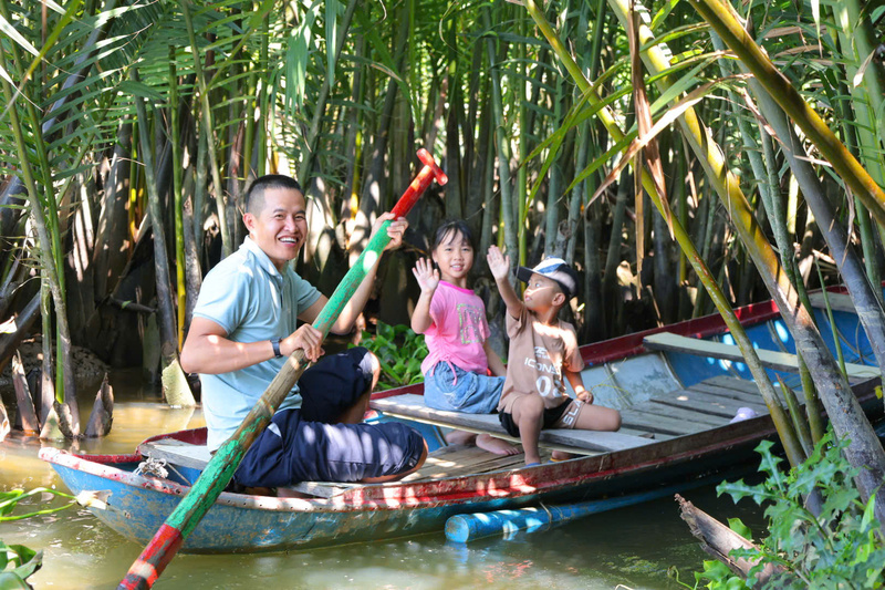 Ngoài việc khai thác mật dừa, anh Thương còn hướng tới phát triển du lịch sinh thái gắn với rừng dừa nước. Ảnh: Tuệ Lâm