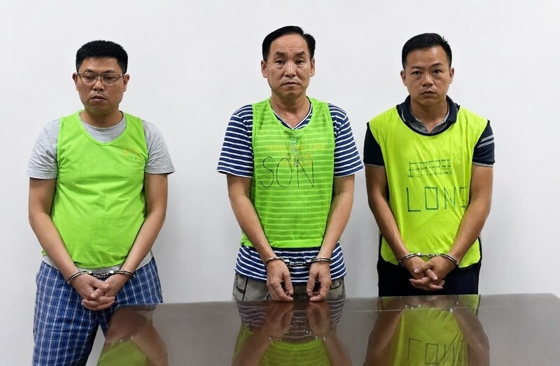 Các đối tượng: Nguyễn Khắc Sơn (trái), Đỗ Duy Cao (giữa), Nguyễn Hữu Cường (phải). Ảnh: Công an TP Hà Nội