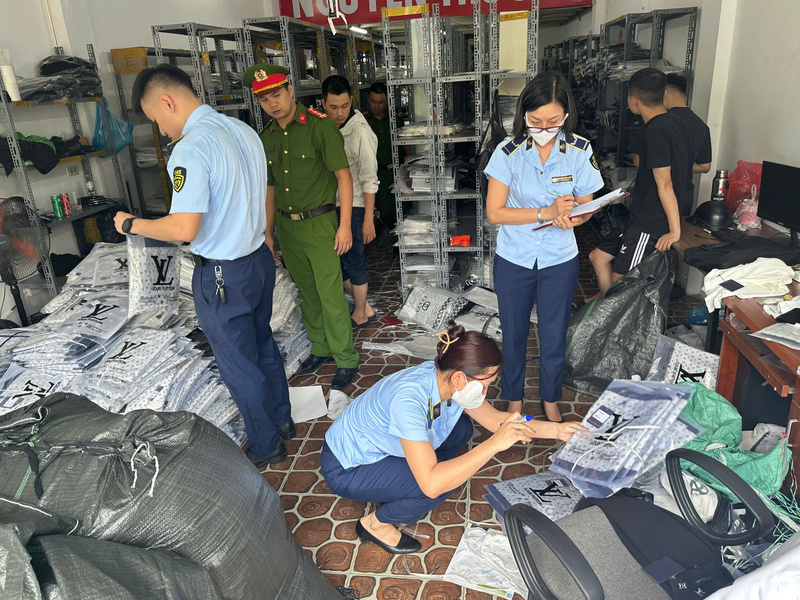 Nửa đầu năm 2026, các lực lượng chức năng thuộc Ban Chỉ đạo 389 thành phố Hà Nội đã phát hiện, bắt giữ và xử lý 9.922 vụ vi phạm, tổng số tiền thu nộp ngân sách đạt 1.628,804 tỷ đồng. Ảnh: QLTTHN