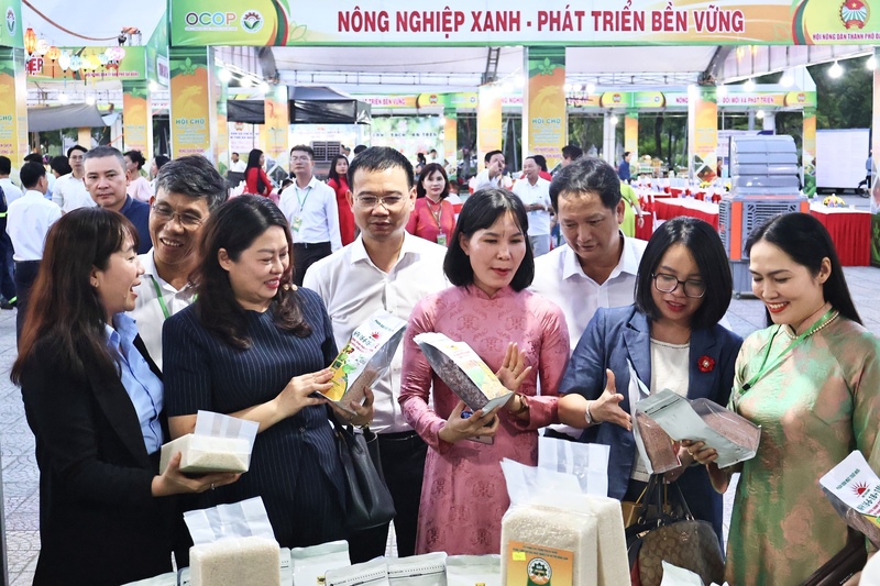 Các đại biểu tham quan gian hàng. Ảnh: Diễm Phúc