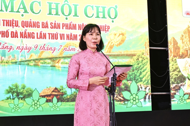 Bà Lê Thị Minh Tâm, Chủ tịch Hội Nông dân TP. Đà Nẵng phát biểu khai mạc hội chợ. Ảnh: Diễm Phúc