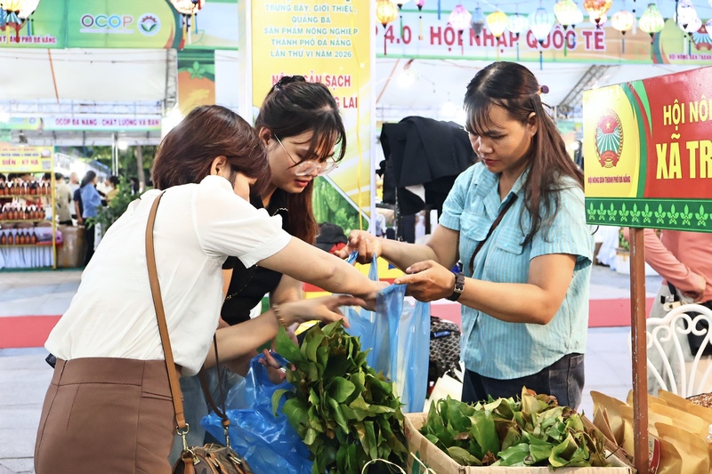 Hội chợ thu hút đông đảo các xã, phường và người dân tham gia quảng bá sản phẩm, tham quan, mua sắm. Ảnh: Diễm Phúc