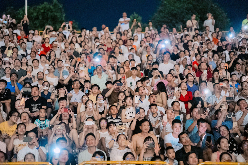 Hàng nghìn khán giả lấp kín khán đài đêm chung kết lễ hội pháo hoa.