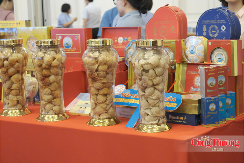 Các sản phẩm Yến sào được trưng bày tại hội thảo.