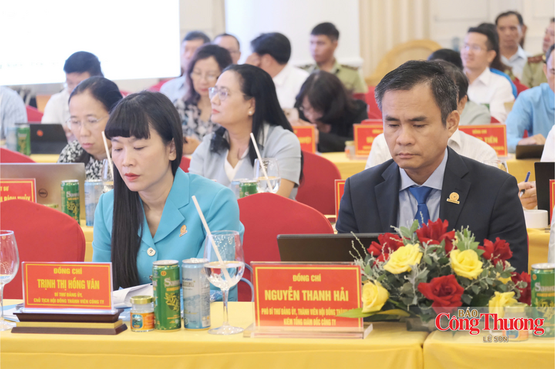 Bà Trịnh Thị Hồng Vân, Chủ tịch Hội đồng thành viên Công ty Yến sào Khánh Hòa và ông Nguyễn Thanh Hải, Tổng Giám đốc Công ty Yến sào Khánh Hòa tại hội thảo.