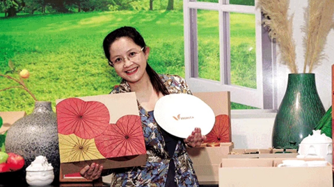 Làm giấy từ thân sen 