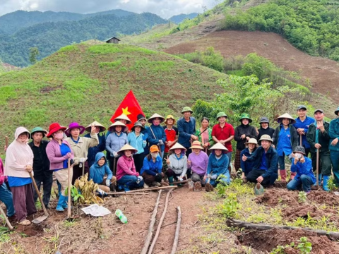 Trường PTDTBT TH Trần Văn Thọ hỗ trợ hộ nghèo trồng hơn 2.000 hố cà phê, mắc ca