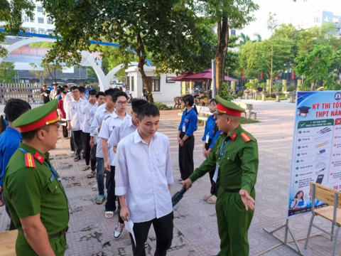 Giám đốc Sở GD&ĐT Bắc Ninh động viên thí sinh trước giờ thi