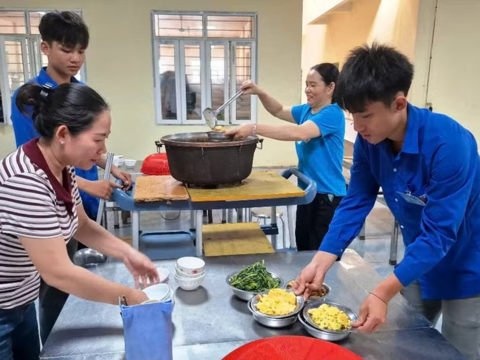 Ấm lòng những bữa cơm miễn phí mùa thi ở Quan Sơn