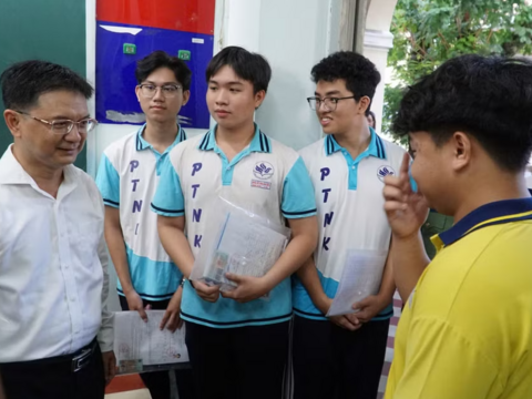 Phó Chủ tịch UBND TPHCM động viên thí sinh trước giờ thi tốt nghiệp