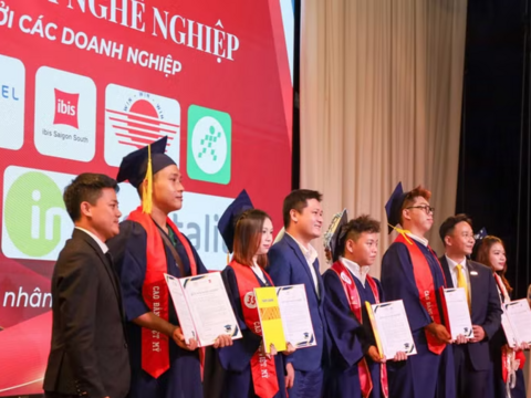 Doanh nghiệp trao thư mời tuyển dụng cho sinh viên ngay tại lễ tốt nghiệp